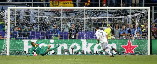 Những khoảnh khắc đẹp nhất của C.Ronaldo ở Real Madrid - 7
Cú đá phạt đền quyết định của C.Ronaldo giúp Real Madrid vô địch Champions League 2015/16