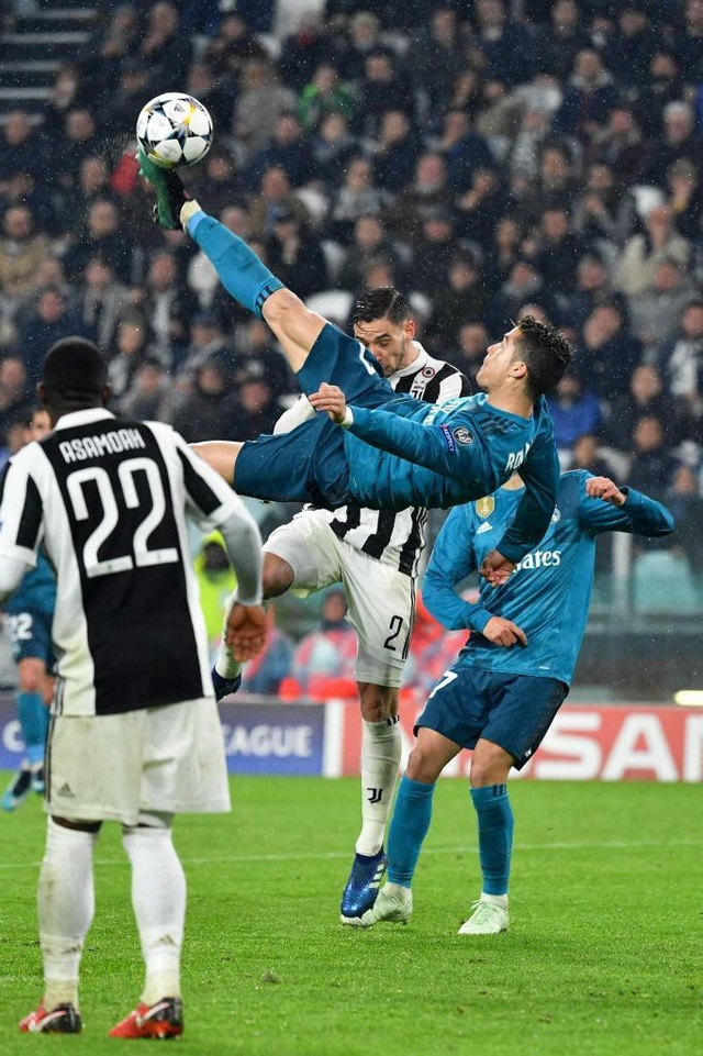 Những khoảnh khắc đẹp nhất của C.Ronaldo ở Real Madrid - 9
Cú ngả bàn đèn tuyệt diệu của C.Ronaldo vào lưới Juventus ở tứ kết Champions League 2017/18