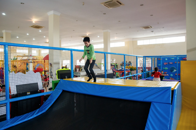 Địa điểm “vui chơi hết sảy” cho các con trước thềm năm học ngay tại Hà Nội - 7
Cùng với đó là các trò chơi như xe điện đụng, săn thú trong rừng, đu quay dây văng, đuquay mặt trời, thuyền cướp biển, ếch nhảy… hoàn toàn miễn phí không giới hạn số lần.