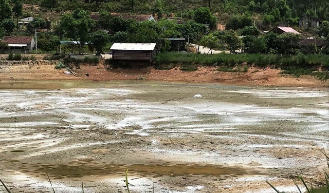Khu du lịch sinh thái hành dân vì ô nhiễm: UBND tỉnh Nghệ An chỉ đạo xử lý! - 3 Khu du lịch sinh thái Đại Huệ xử lý ô nhiễm bằng cách rải vôi.