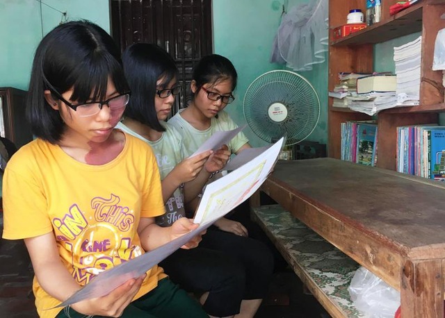 Chị em gái sinh 3 cùng thi đạt điểm cao - 4 Ba chị em chỉ có một chiếc bàn học tập