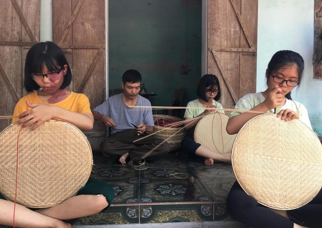 Chị em gái sinh 3 cùng thi đạt điểm cao - 1 Nguồn thu nhập chính của gia đình anh Ngữ là từ nghề mây tre đan