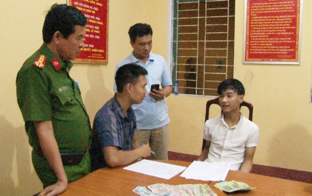 Thanh niên 16 tuổi nghi táo tợn đâm tiểu thương ngay tại ki-ốt - 4
Thanh niên 16 tuổi còn nhỏ này được xác định đã có hành vi cướp tài sản