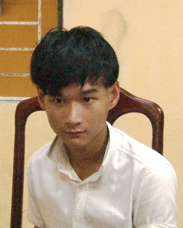 Thanh niên 16 tuổi nghi táo tợn đâm tiểu thương ngay tại ki-ốt - 1
Đối tượng Trần Quang Huy tại cơ quan công an