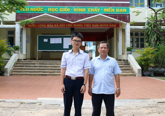 Thí sinh có điểm thi cao nhất tại tỉnh Phú Yên chia sẻ bí quyết học giỏi môn tiếng Anh - 1 Thầy Huỳnh Tấn Châu và em Bùi Thanh Tầm tại trường THPT chuyên Lương Văn Chánh