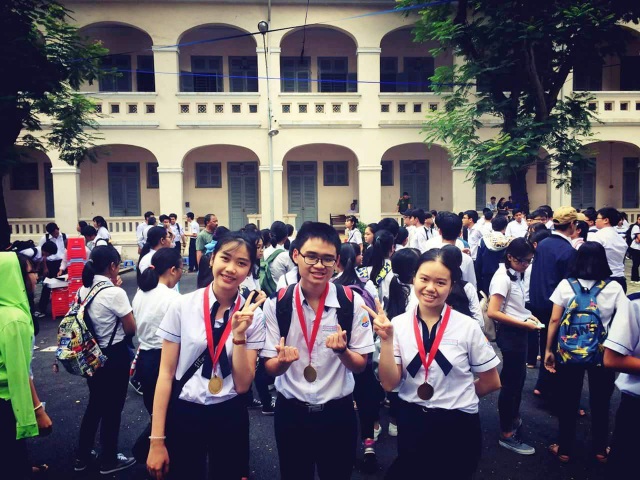 Thí sinh có điểm thi cao nhất tại tỉnh Phú Yên chia sẻ bí quyết học giỏi môn tiếng Anh - 2 Em Bùi Thanh Tầm cùng nhóm học Tiếng Anh của mình (ảnh: NVCC)
