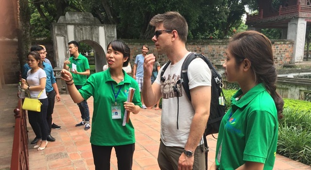 
Đội tình nguyện Hỗ trợ du lịch Thăng Long - Hà Nội giới thiệu cho du khách quốc tế về lịch sử Giếng Thiên Quang nằm trong Khuê Văn Các. Ảnh: Thu Phương
