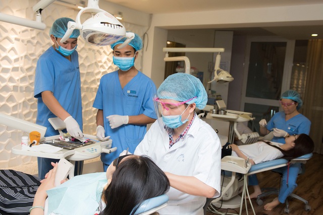 Bác sĩ Hòa đang điều trị răng cho bệnh nhân tại Phòng khám Nha khoa quốc tế Phú Hòa.