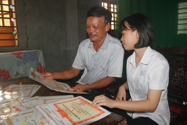 Vừa học, vừa giúp mẹ làm bánh bán vẫn thi đạt điểm cao - 2 Những thành tích nổi bật của mấy chị em trong học tập