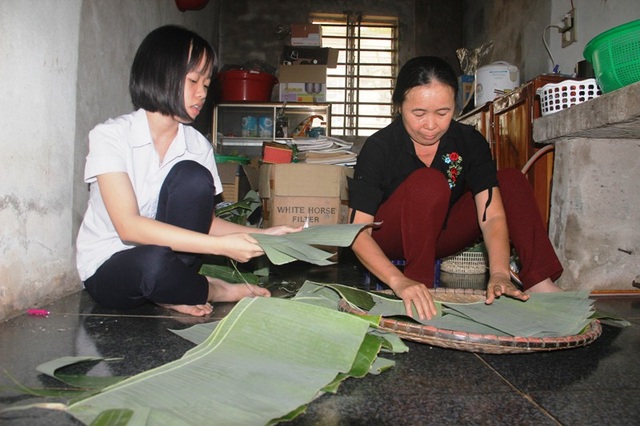 Vừa học, vừa giúp mẹ làm bánh bán vẫn thi đạt điểm cao - 4 Hải Lý giúp mẹ làm bánh mang ra chợ bán