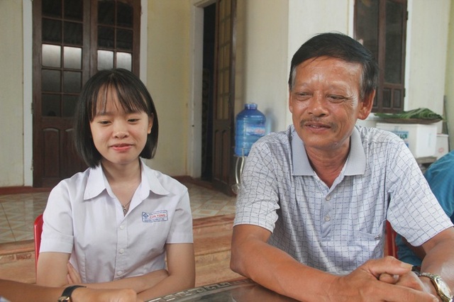 Vừa học, vừa giúp mẹ làm bánh bán vẫn thi đạt điểm cao - 1 Ông Kim vui mừng khi biết được kết quả thi của con gái