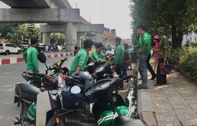 Không nghỉ hè, sinh viên ở lại Hà Nội làm “xe ôm công nghệ” - 1 Không ít sinh viên đại học, cao đẳng trên địa bàn Hà Nội lựa chọn chạy xe ôm công nghệ trong thời gian nghỉ hè (Ảnh: Phương Ngân)
