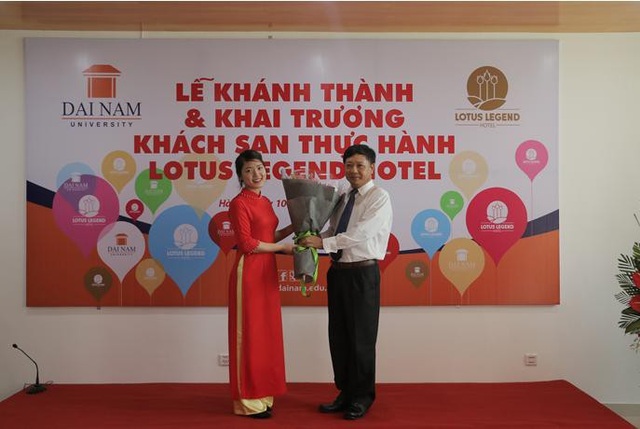 Trường Đại học đầu tiên mở khách sạn 3 sao dành cho sinh viên thực hành - 3
Nguyễn Thị Hằng – Sinh viên năm thứ 3 của Khoa Du lịch tặng hoa Ban lãnh đạo nhà trường