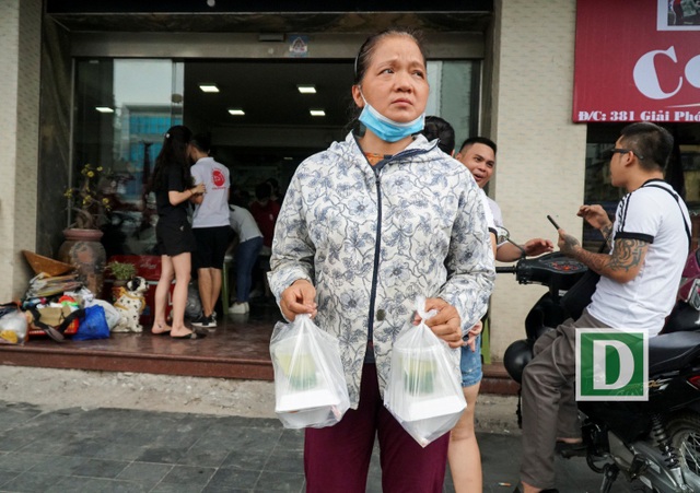 "Mục sở thị" quán cơm 2.000 đồng ở Hà Nội - 4
Trong những ngày đầu hoạt động, khá nhiều người dân đã vào quán ăn cơm. Đồ ăn được nhận xét là ngon miệng, sạch sẽ.