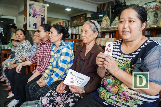 "Mục sở thị" quán cơm 2.000 đồng ở Hà Nội - 6
Nhiều người nhà bệnh nhân đang điều trị tại bệnh viện Bạch Mai gần đó đã vào quán mua cơm.