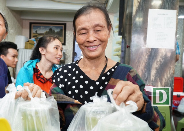 "Mục sở thị" quán cơm 2.000 đồng ở Hà Nội - 7
Vẻ mặt vui vẻ của một người mua được cơm tại quán.