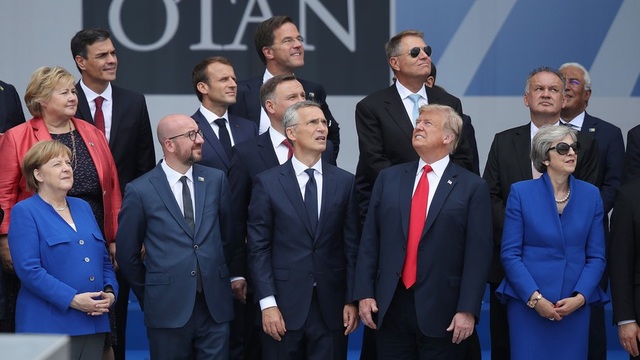Bức ảnh gây “sốt” của Tổng thống Trump tại thượng đỉnh NATO | Báo Dân trí