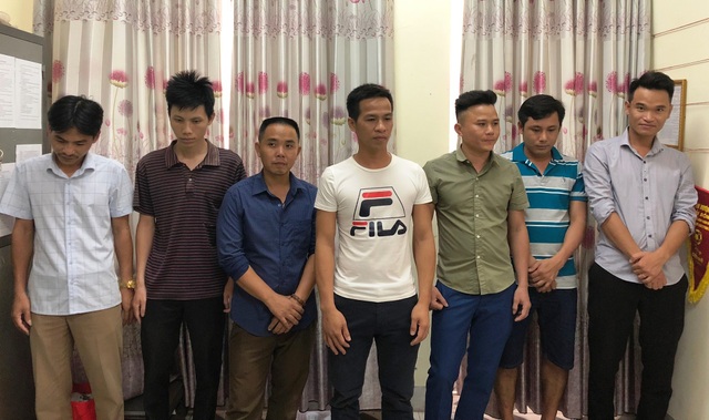 Triệt phá đường dây cá độ bóng đá gần 1 tỷ đồng - 1 Các đối tượng tại cơ quan điều tra.