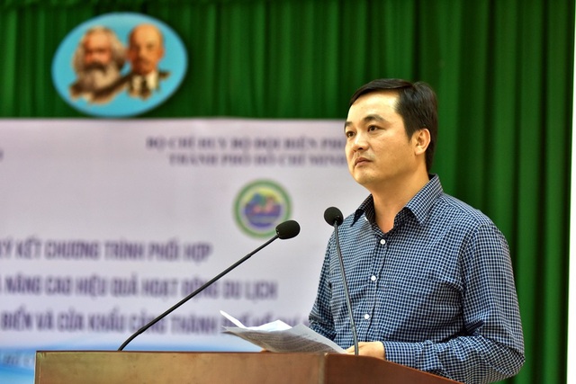 Du lịch "bắt tay" bộ đội Biên phòng phục vụ du khách - 2
Ông Bùi Tá Hoàng Vũ, Giám đốc Sở Du lịch TPHCM cho rằng việc ký kết hợp tác giữa hai bên lần này kỳ vọng tạo điều kiện thuận lợi cho khách du lịch xuất, nhập cảnh qua cửa khẩu cảng.