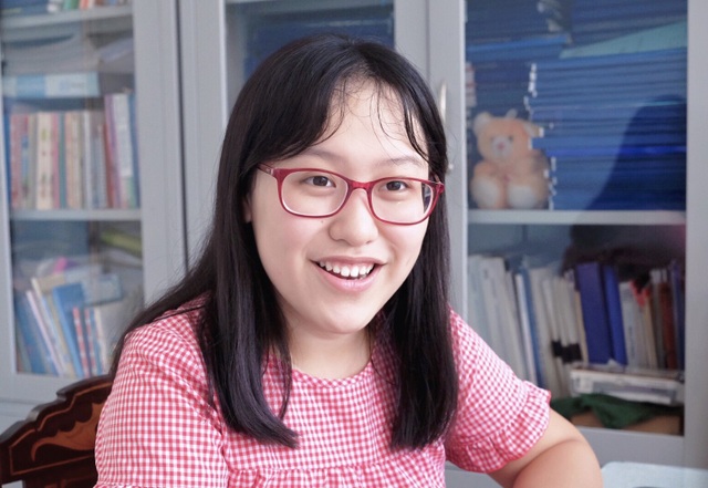 Nữ sinh điểm 10 môn tiếng Anh tự “săn” được học bổng du học Mỹ - 2 Uyển My làm quen với tiếng Anh từ bé và rất thích môn ngoại ngữ này. Song theo My, không chỉ cần có niềm đam mê mà còn phải nỗ lực tích luỹ, trau dồi kiến thức thì mới học tốt