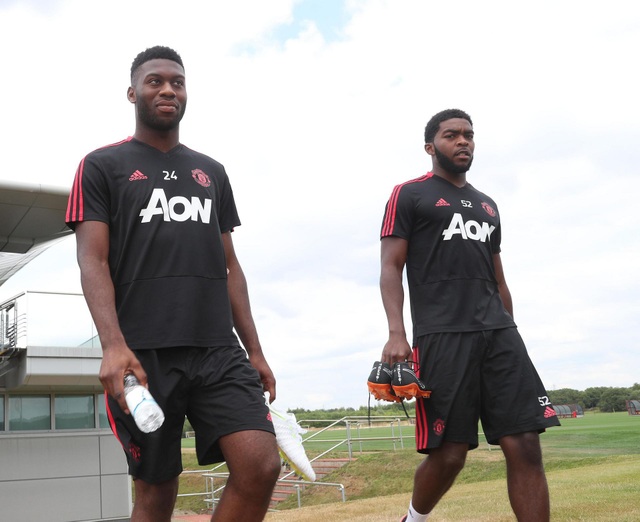 MU hội quân trở lại, tập luyện để chuẩn bị đi du đấu - 5
Tài năng trẻ Timothy Fosu-Mensah (trái) trở lại MU sau khi được cho mượn ở West Ham mùa giải trước
