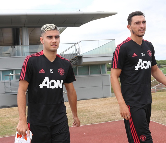 MU hội quân trở lại, tập luyện để chuẩn bị đi du đấu - 8
Andreas Pereira (trái) và Matteo Darmian (phải) hội quân cùng MU