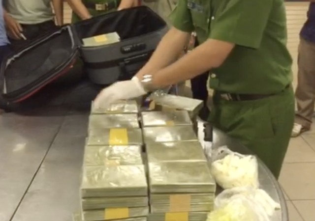 Đánh sập 2 đường dây ma tuý cực “khủng” ở Sài Gòn, thu 218 bánh heroin - 5 Công an kiểm đếm tang vật