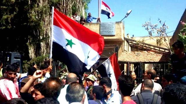 Quân Syria cắm cờ chiến thắng ở cái nôi cuộc nội chiến - 1
Những lá cờ của Syria đã được kéo lên ở thành phố Daraa sau khi quân đội đánh bại phe nổi dậy. Ảnh: PRESS-TV