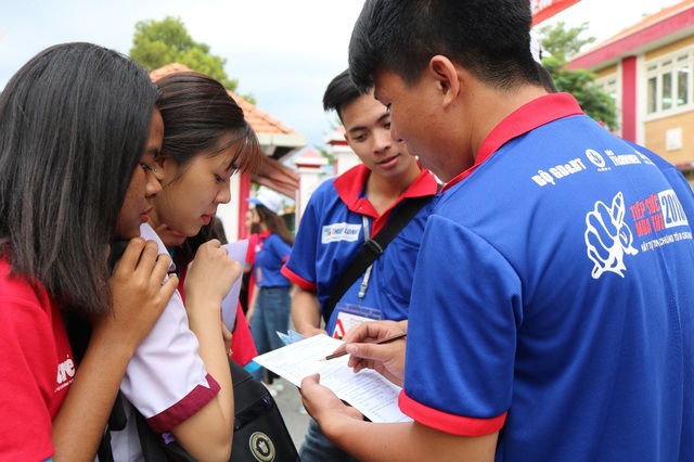 Hơn 925.000 sĩ tử được tiếp sức mùa thi năm 2018 - 1 Tiếp sức mùa thi 2018 hỗ trợ 925.000 thí sinh dự thi kỳ thi THPT quốc gia 2018.