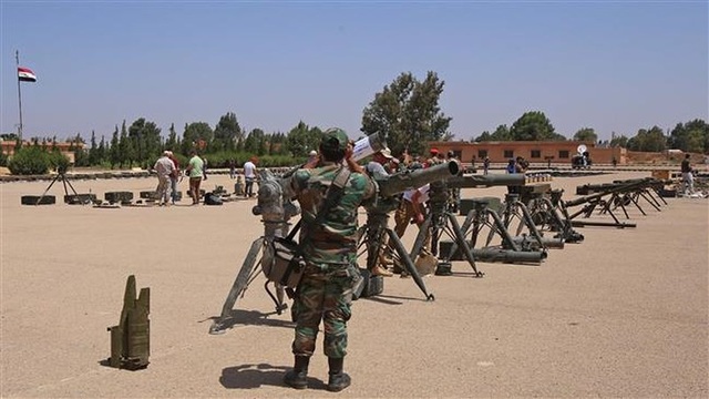Quân Syria cắm cờ chiến thắng ở cái nôi cuộc nội chiến - 2
Lực lượng Syria trưng các vũ khí thu giữ từ các phiến quân tại căn cứ quân sự ở thị trấn Ezraa, tỉnh Daraa. Ảnh: AFP
