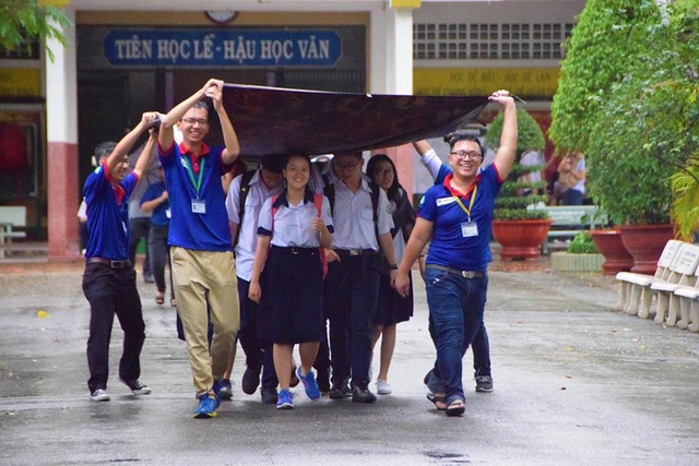 Hơn 925.000 sĩ tử được tiếp sức mùa thi năm 2018 - 2 Hình ảnh màu áo xanh tình nguyện Tiếp sức mùa thi tiếp tục tạo ấn tượng tốt trong lòng xã hội.