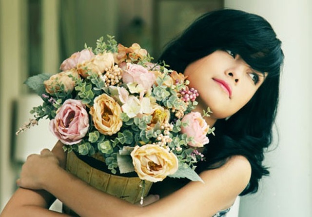 Phạm Quỳnh Anh tiết lộ lý do vì sao “ở ẩn” khi đang hot trong showbiz - 3 Sau khi nhóm H.A.T tan rã, Phạm Quỳnh Anh vẫn gắn bó với công ty giải trí của Quang Huy. Nữ ca sĩ có nhiều ca khúc được yêu mến như Càng xa càng nhớ, Không đau vì quá đau, Bụi bay vào mắt, Tình yêu cao thượng…
