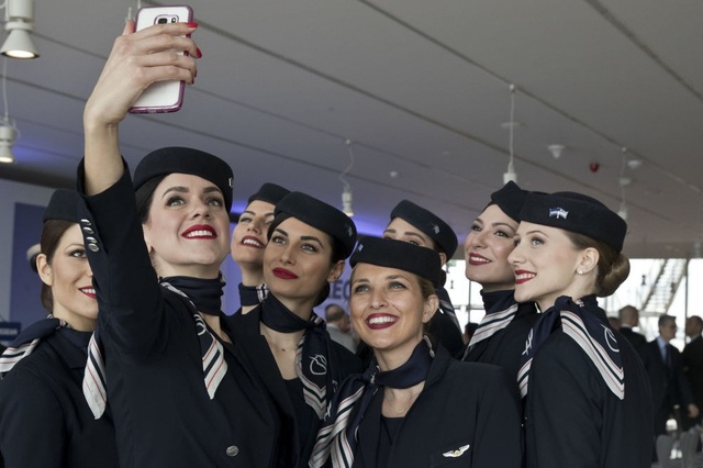 Vẻ đẹp của các tiếp viên hàng không khắp thế giới - 10 Các tiếp viên hãng Aegean airlines (Hy Lạp) chụp hình “tự sướng”. (Ảnh: AP)
