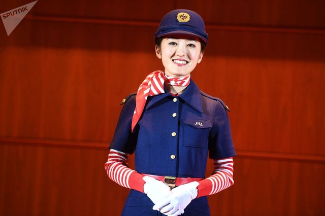 Đồng phục rực rỡ của các nữ tiếp viên hàng không hãng Japan Airlines (Nhật Bản). (Ảnh: AFP)
