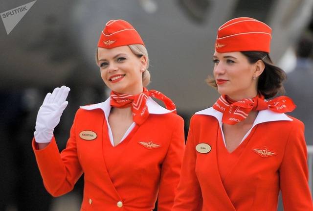 Những “bóng hồng” xinh đẹp của hãng bay Aeroflot (Nga) tươi cười vẫy chào khách tham quan tại một triển lãm hàng không ở khu vực Moscow. (Ảnh: Sputnik)