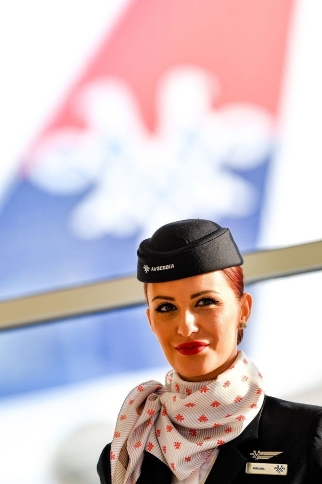 Một nữ tiếp viên của hãng hàng không Air Serbia chuẩn bị cho chuyến bay thương mại tới New York (Mỹ). (Ảnh: AFP)