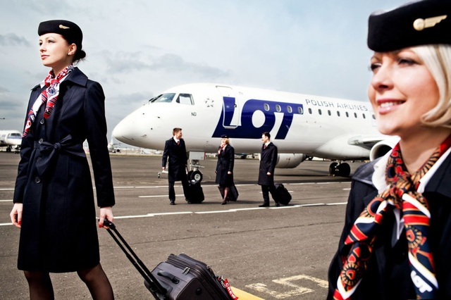 Các tiếp viên của hãng LOT (Ba Lan) tại sân bay. (Ảnh: LOT)