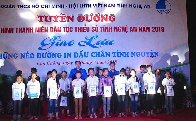 Tuyên dương 25 thanh niên dân tộc thiểu số tiêu biểu Nghệ An - 3 Ban Thường vụ Tỉnh đoàn, Công ty cổ phần Thiết bị trường học tặng 50 bộ sách giáo khoa cho 50 học sinh có hoàn cảnh khó khăn của xã Lục Dạ.
