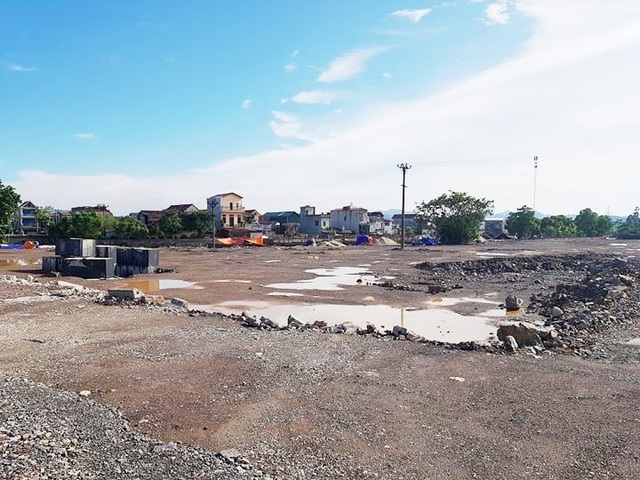 Ninh Bình: Doanh nghiệp xây dựng trái phép, “tiện tay” lấn cả lòng sông Vân! - 4 Dù bị xử phạt vi phạm hành chính, nhưng doanh nghiệp vẫn ngang nhiên xây dựng tiếp, bất chấp các quy định của pháp luật.