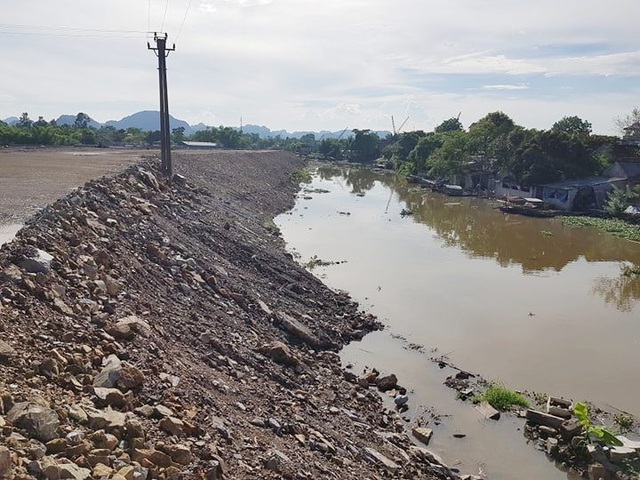 Ninh Bình: Doanh nghiệp xây dựng trái phép, “tiện tay” lấn cả lòng sông Vân! - 2 Trong khi san lấp, công ty tiện tay lấn cả lòng sông Vân làm biến đổi dòng chảy.