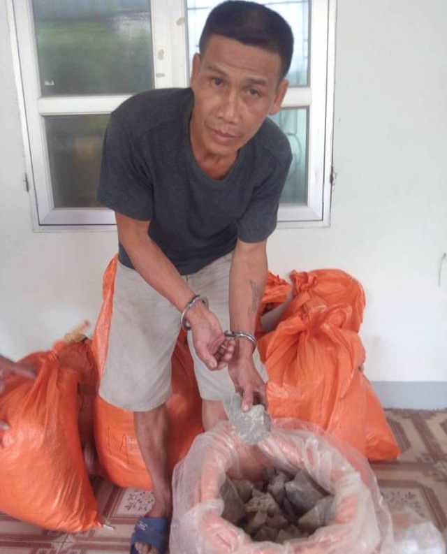 Dùng xe máy kéo lượng lớn chất nổ đi tiêu thụ - 1 Hạnh cùng tang vật tại cơ quan điều tra