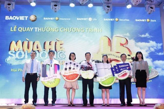 Bảo Việt trao hơn 88.000 cơ hội trúng thưởng cho khách hàng tại Lễ quay thưởng đợt 1 chương trình “Mùa hè sôi động” - 3
Niềm vui của những khách hàng trúng giải trong lễ quay thưởng tại Hải Phòng