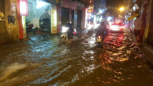 Người Hà Nội bì bõm trên phố-sông sau trận mưa rào - 1 Người Hà Nội bì bõm trên phố-sông sau trận mưa rào - 1