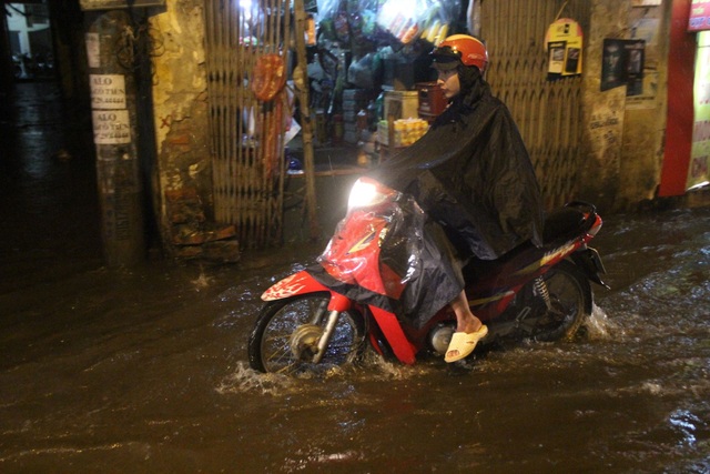 Người Hà Nội bì bõm trên phố-sông sau trận mưa rào - 2 Người Hà Nội bì bõm trên phố-sông sau trận mưa rào - 2