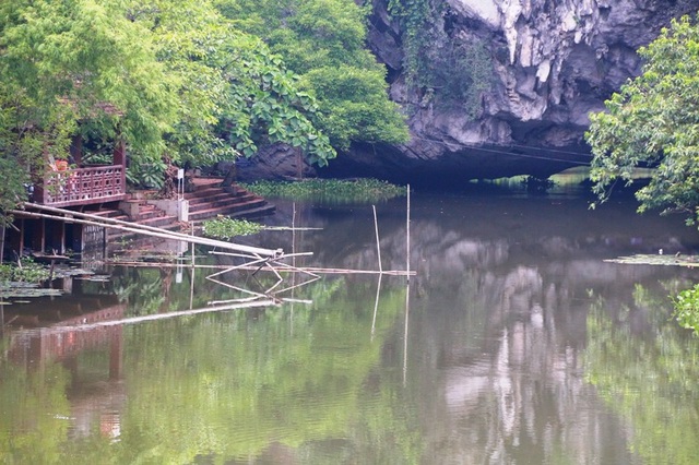 Vùng lõi di sản Tràng An bị công trình “khủng” xâm hại giờ ra sao? - 9
Bến thuyền hang Luồn (di tích thời vua Đinh) nhếch nhác.