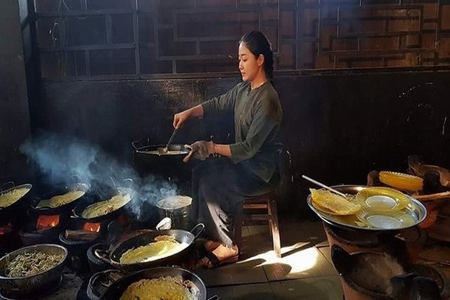 Cô gái Việt "gây sốt" với những video giới thiệu văn hóa ẩm thực đẹp như phim điện ảnh - 2 Vương Anh tự tay đổ bánh xèo - món ăn đặc sản của vùng Đồng bằng sông Cửu Long