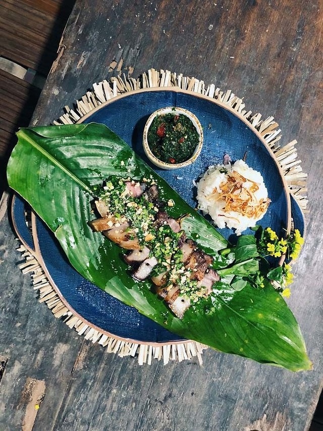 Cô gái Việt "gây sốt" với những video giới thiệu văn hóa ẩm thực đẹp như phim điện ảnh - 5 Món thịt heo nướng được làm bên bếp lửa nhà sàn ấm áp ở Mai Châu