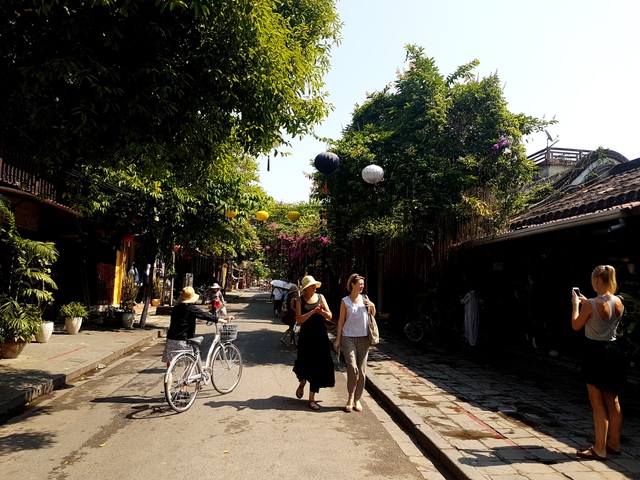 Hội An xếp thứ 8 trong 15 thành phố hấp dẫn nhất thế giới năm 2018 - 1 Độc giả Travel + Leisure xếp hạng đô thị cổ Hội An vào vị trí thứ 8 trong 15 thành phố hấp dẫn nhất thế giới năm 2018