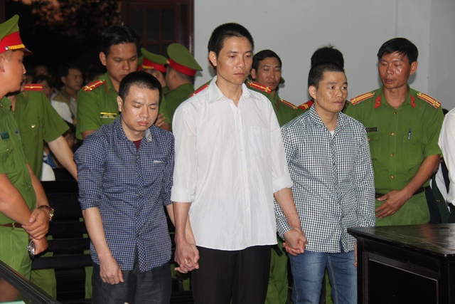 Người dân tiểu khu 1535 viết đơn xin “cứu” bị án Đặng Văn Hiến - 1 Bị án Hiến (ngoài cùng, bên trái) được người dân tiểu khu 1535 viết đơn xin cứu