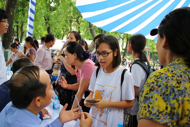 Tuyển sinh 2018: Thí sinh cân nhắc kỹ việc ghi thứ tự ưu tiên thay đổi nguyện vọng - 5 Các thí sinh được tư vấn giải đáp thắc mắc 1-1 với các chuyên gia giáo dục.